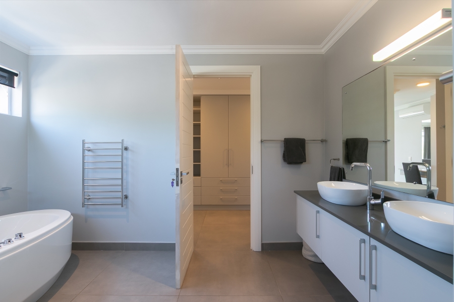 4 Bedroom Property for Sale in Kingfisher Creek Western Cape